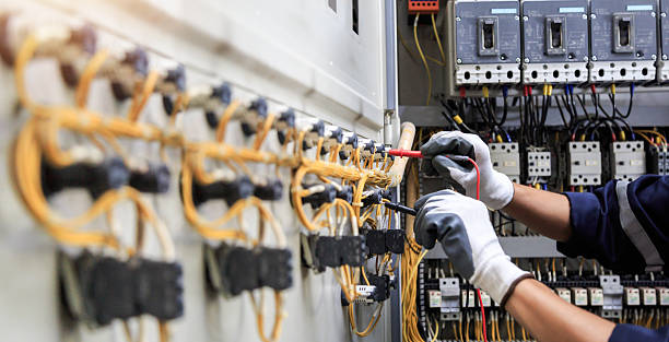 Professional Electrician technician working in Lake Bluff, IL